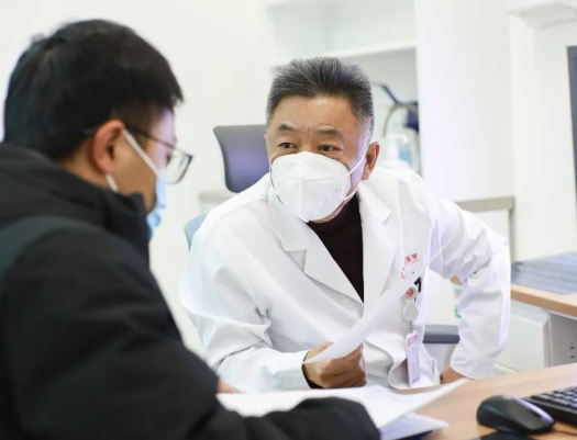 他們?nèi)找箞?jiān)守，為患者照亮就診之路